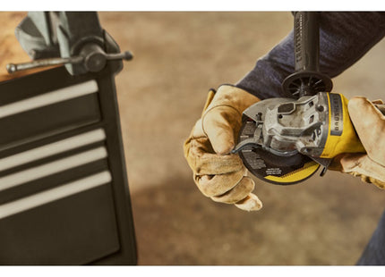 STANLEY SMERIGLIATRICE ANGOLARE A BATTERIA 18V 4,0AH ART. SFMCG700M2K-QW