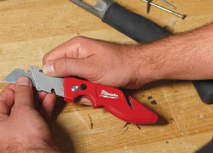 MILWAUKEE COLTELLINO CUTTER COMPATTO CON VANO PORTALAME