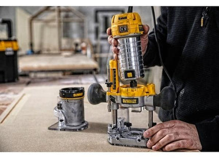 DEWALT ELETTROFRESATRICE CON AFFONDAMENTO E BASE FISSA POTENZA 900W