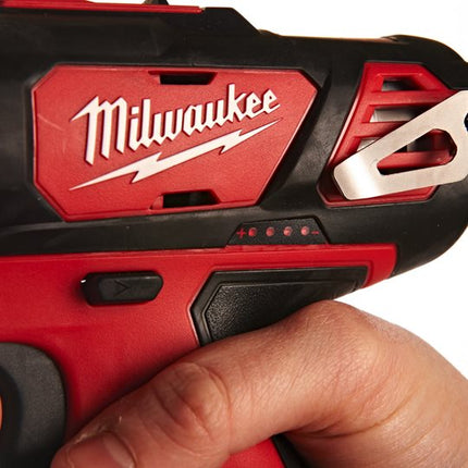 MILWAUKEE 4933441940 TRAPANO AVVITATORE CON BATTENTE M12BPD 1.jpg