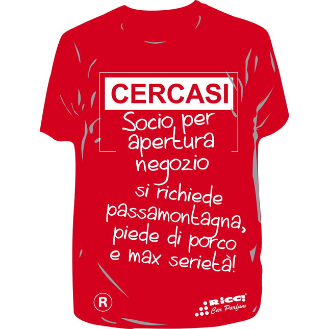 RICCI PROFUMATORE AUTO T-SHIRT SCRITTE "CERCASI SOCIO PER..." FRAGOLA